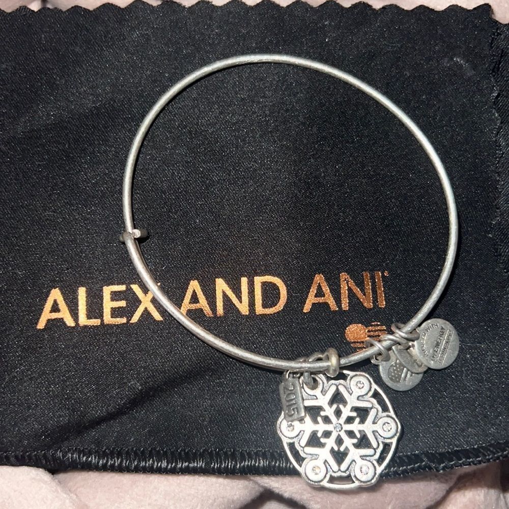 Alex
and Ani Bracelet - feel free to bundle with other Alex and Ani!